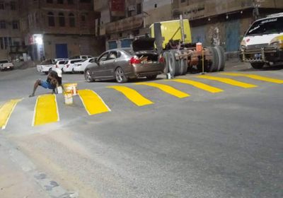 جماهيرية انتقالي المكلا تبادر بطلاء مطبات الشوارع