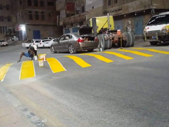 جماهيرية انتقالي المكلا تبادر بطلاء مطبات الشوارع