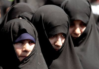 إيران تجبر النساء العاملات بالصيدليات بارتداء حجاب أسود