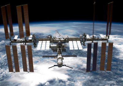 فضائية روسية تصل الفضاء لإعادة عالقين