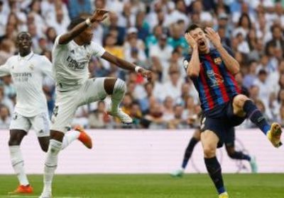 تعرف على حكم مباراة الريال وبرشلونة 