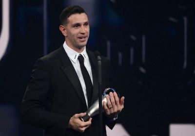 الحارس الأرجنتيني مارتينيز يتوج بجائزة أفضل حارس بالعالم