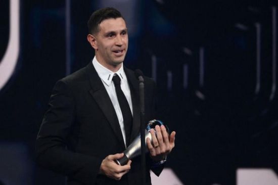 الحارس الأرجنتيني مارتينيز يتوج بجائزة أفضل حارس بالعالم