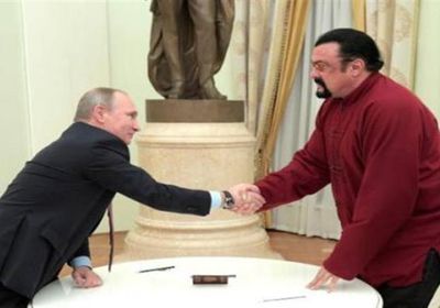 بوتين يمنح الممثل الأمريكي ستيفن سيجال وسام الصداقة