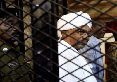 في حالة صحية حرجة.. نقل عمر البشير إلى المستشفى