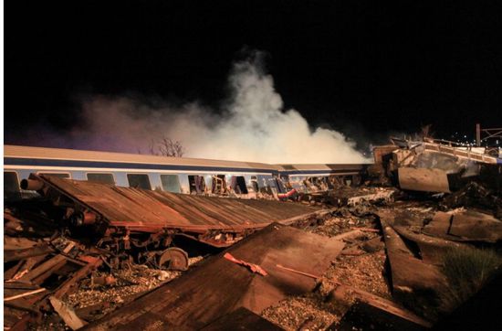 مصرع 26 وإصابة 85 آخرين في تصادم قطارين باليونان