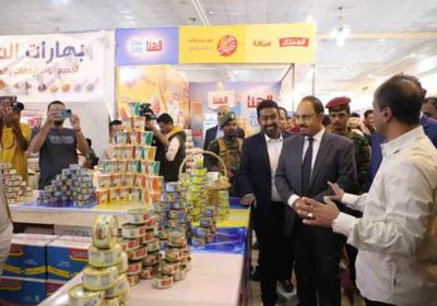 محافظ حضرموت يفتتح معرضا للسلع الغذائية بأسعار مخفضة
