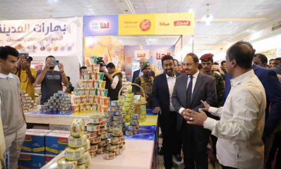 محافظ حضرموت يفتتح معرضا للسلع الغذائية بأسعار مخفضة