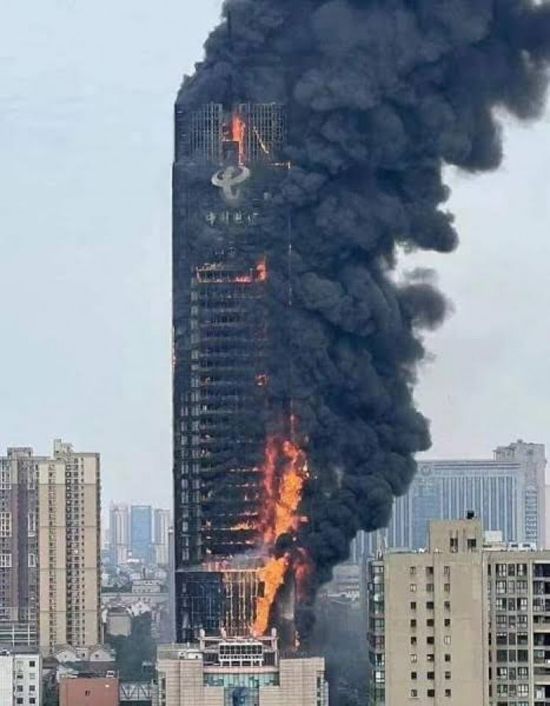 حريق هائل في ناطحة سحاب بهونج كونج