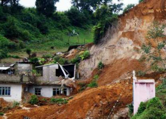 11 قتيلًا جراء انزلاق تربة بإندونيسيا