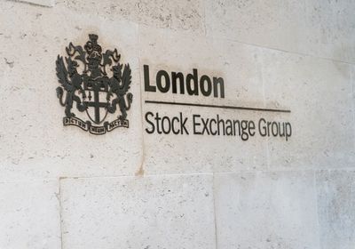 أسهم المملكة المتحدة أرخص من نظيرتها الأمريكية بـ40%