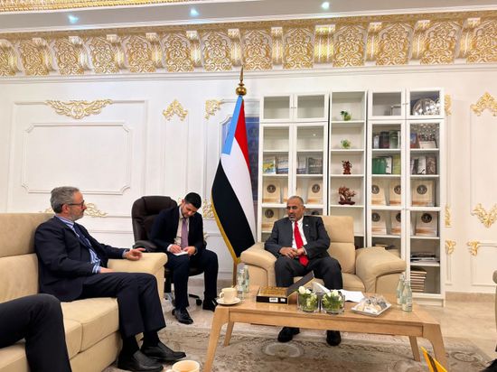 خلال استقباله السفير الأوروبي.. الرئيس الزُبيدي يجدد دعمه لجهود السلام