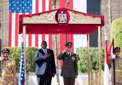 وزير الدفاع الأمريكي يشيد بلقائه الرئيس المصري
