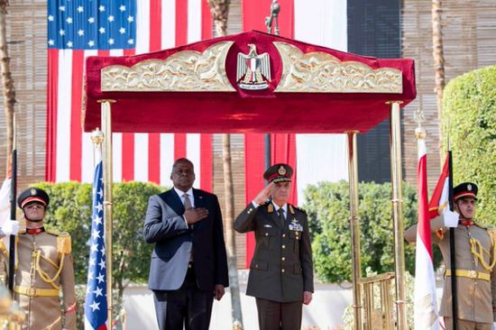 وزير الدفاع الأمريكي يشيد بلقائه الرئيس المصري