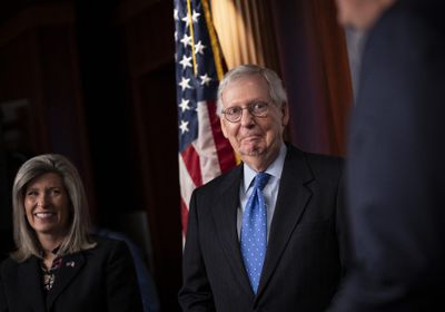 نقل السناتور الجمهوري ميتش ماكونيل إلى المستشفى