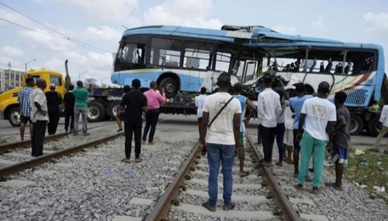 مصرع ٦ أشخاص وإصابة 25 آخرون في تصادم قطار وحافلة بنيجيريا