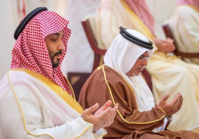 ولي العهد السعودي يؤدي صلاة الميت على الأميرة الجوهرة