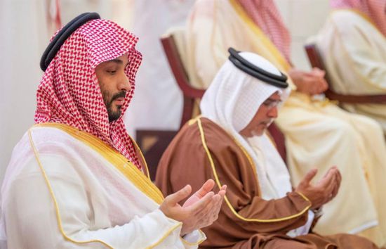 ولي العهد السعودي يؤدي صلاة الميت على الأميرة الجوهرة