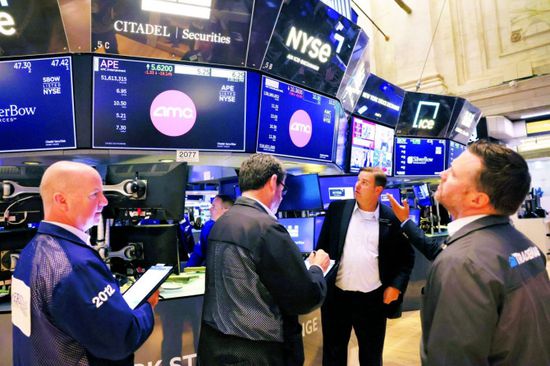 انخفاض مؤشرات الأسهم الرئيسية في وول ستريت