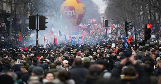 "الشيوخ الفرنسي" يمرر قانون  التقاعد وسط احتجاجات شعبية