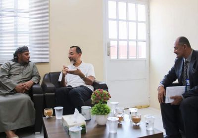 محافظ سقطرى ومستشار "خليفة الإنسانية" يبحثان الجهود التنموية