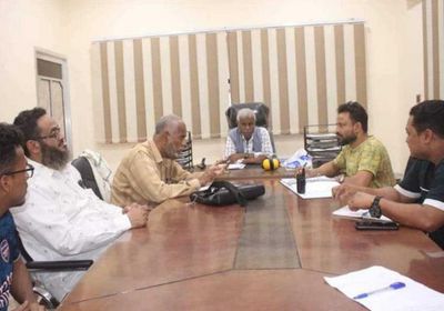 مأمور الشحر يناقش متطلبات صيانة محطة كهرباء السقطري