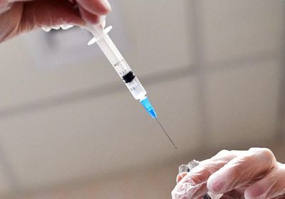 حكم حقنة التطعيم في العضل للصائم.. رد حاسم