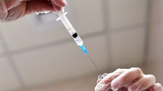 حكم حقنة التطعيم في العضل للصائم.. رد حاسم