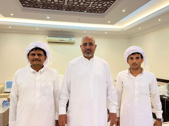 الرئيس الزُبيدي يستقبل أركان اللواء الثاني دفاع شبوة