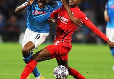 نابولي يصعق فرانكفورت بثلاثية بدوري الأبطال