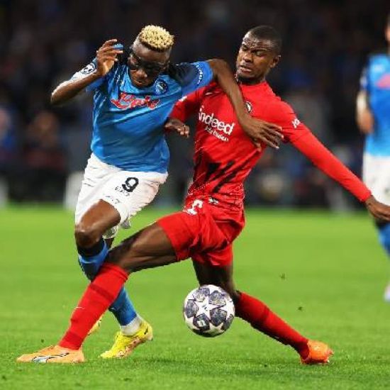 نابولي يصعق فرانكفورت بثلاثية بدوري الأبطال