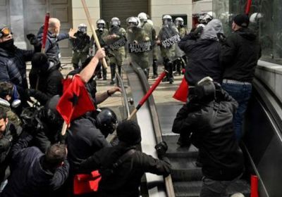 صدامات عنيفة في أثينا بين الشرطة ومتظاهرين