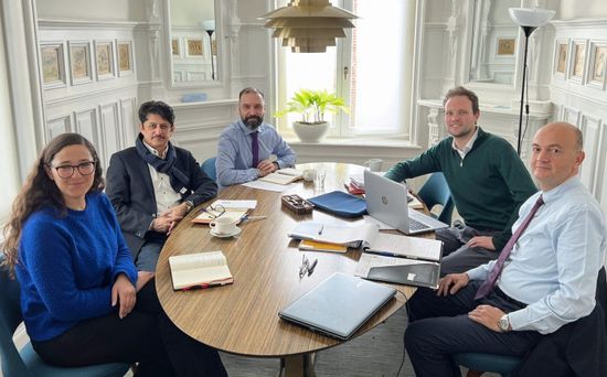 بن فريد يستعرض مسار الحوار الجنوبي مع باحثي المعهد الأوروبي للسلام