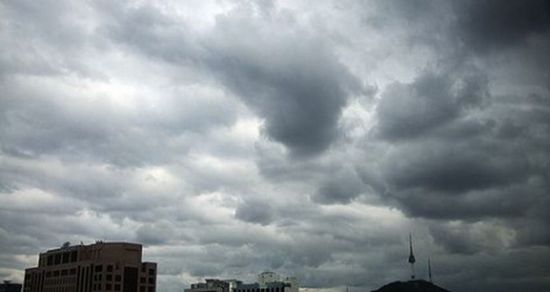 أجواء ملبدة بالغيوم وأمطار على مرتفعات الجنوب غدا