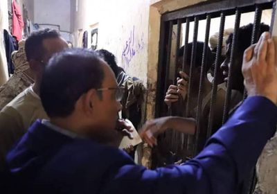 محافظ حضرموت يتفقد أحوال نزلاء سجن المكلا ويوجه برعايتهم