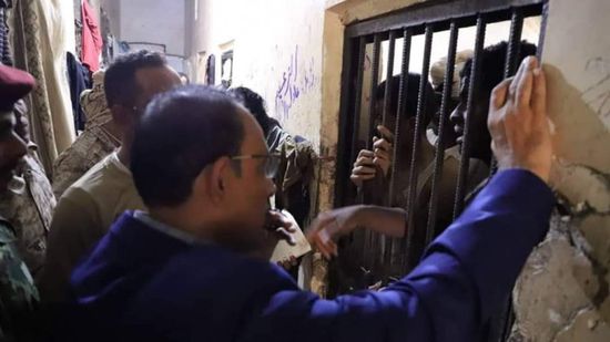 محافظ حضرموت يتفقد أحوال نزلاء سجن المكلا ويوجه برعايتهم