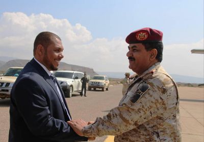 الثقلي يستقبل وزير الدفاع بمطار سقطرى