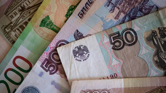 الروبل الروسي يهبط مقابل الدولار واليورو