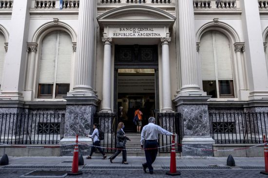 الأرجنتين ترفع الفائدة إلى 78% لمواجهة التضخم 