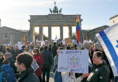 الإسرائيليون يحتشدون بشوارع المدن احتجاجًا على نتنياهو