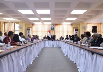 محافظ حضرموت يناقش جهود تحسين الخدمات وإمدادات الغاز