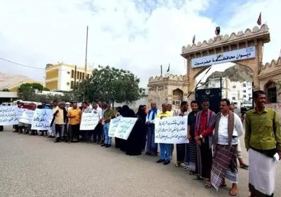 بوقفة شعبية.. العشرات يؤيدون قرار منع تصدير الأسماك بالمكلا