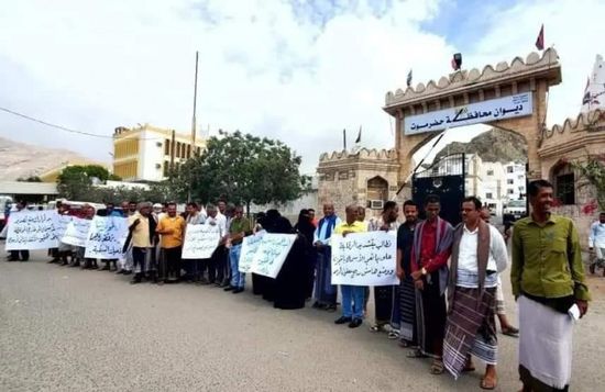 بوقفة شعبية.. العشرات يؤيدون قرار منع تصدير الأسماك بالمكلا