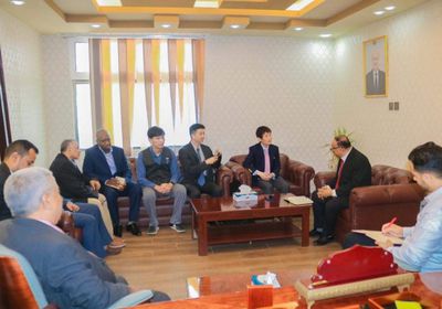 وزير النقل يعرض على السفير الياباني احتياجات تطوير الموانئ