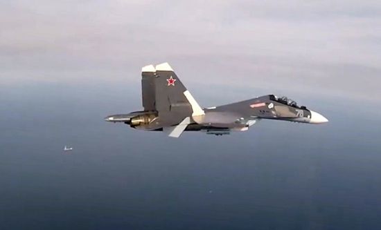 مقاتلة روسية تحلق لاعتراض طائرتين أمريكيتين