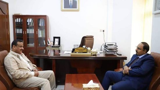 محافظا حضرموت وشبوة يناقشان التنسيق الأمني والخدمي