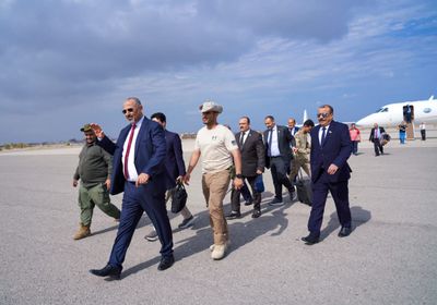 عودة القائد إلى العاصمة.. وصول الرئيس الزُبيدي إلى عدن ينعش المناخ السياسي