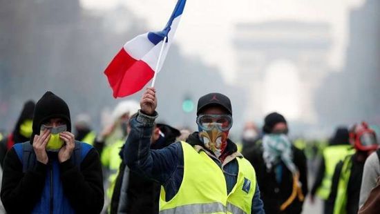 احتجاجات جديدة بفرنسا على تمسك ماكرون بقانون التقاعد