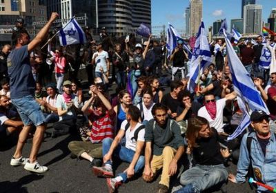 آلاف الإسرائيليين يحتجون بإغلاق الشوارع