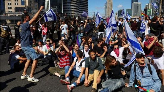 آلاف الإسرائيليين يحتجون بإغلاق الشوارع